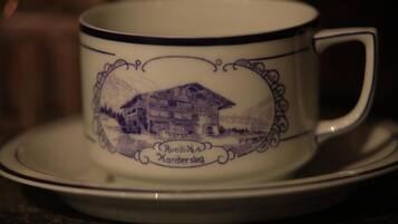 A ceramic cup with a drawing of a house and the text "Ruedi-Hus Kandersteg".