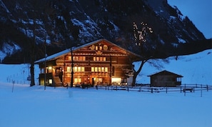 Front of property – evening/night - Landgasthof Ruedihus (Kandersteg)