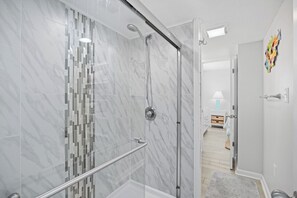 Douche, serviettes fournies