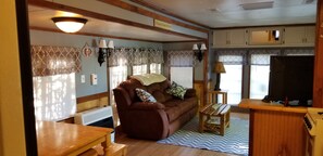 Smart-TV, Kamin, DVD-Player, Videothek