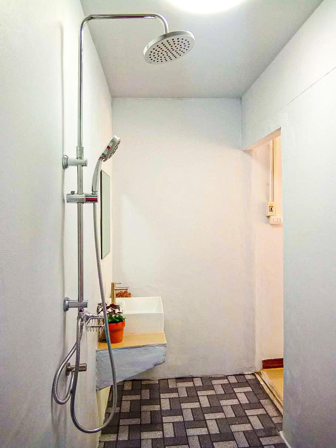 Shower, rainfall showerhead, free toiletries, slippers