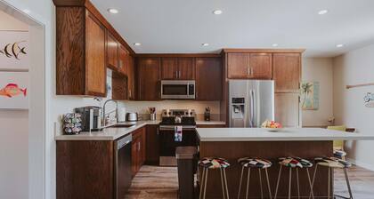 Apt 11: Leikkisä 2 sänky 2 kylpyamme, askeleen päässä rannasta