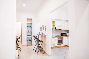 Fridge, microwave, oven, stovetop - "The House of Gianmaria" in The ❤️ Of The Historic Center (Napoli)