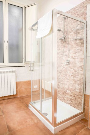 Dusche, Haartrockner, Bidet, Handtücher