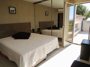 5 Schlafzimmer, Schreibtisch, Bügeleisen/Bügelbrett, kostenloses WLAN