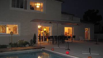 Piscine extérieure, piscine à débordement