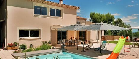 Piscine extérieure, piscine à débordement