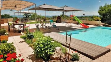 Piscine extérieure, piscine à débordement