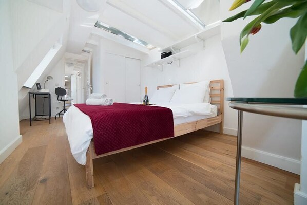 Suite, 2 Bedrooms | 2 bedrooms, minibar, individually decorated, individually furnished - Dase Bed & Breakfast (Amsterdam)