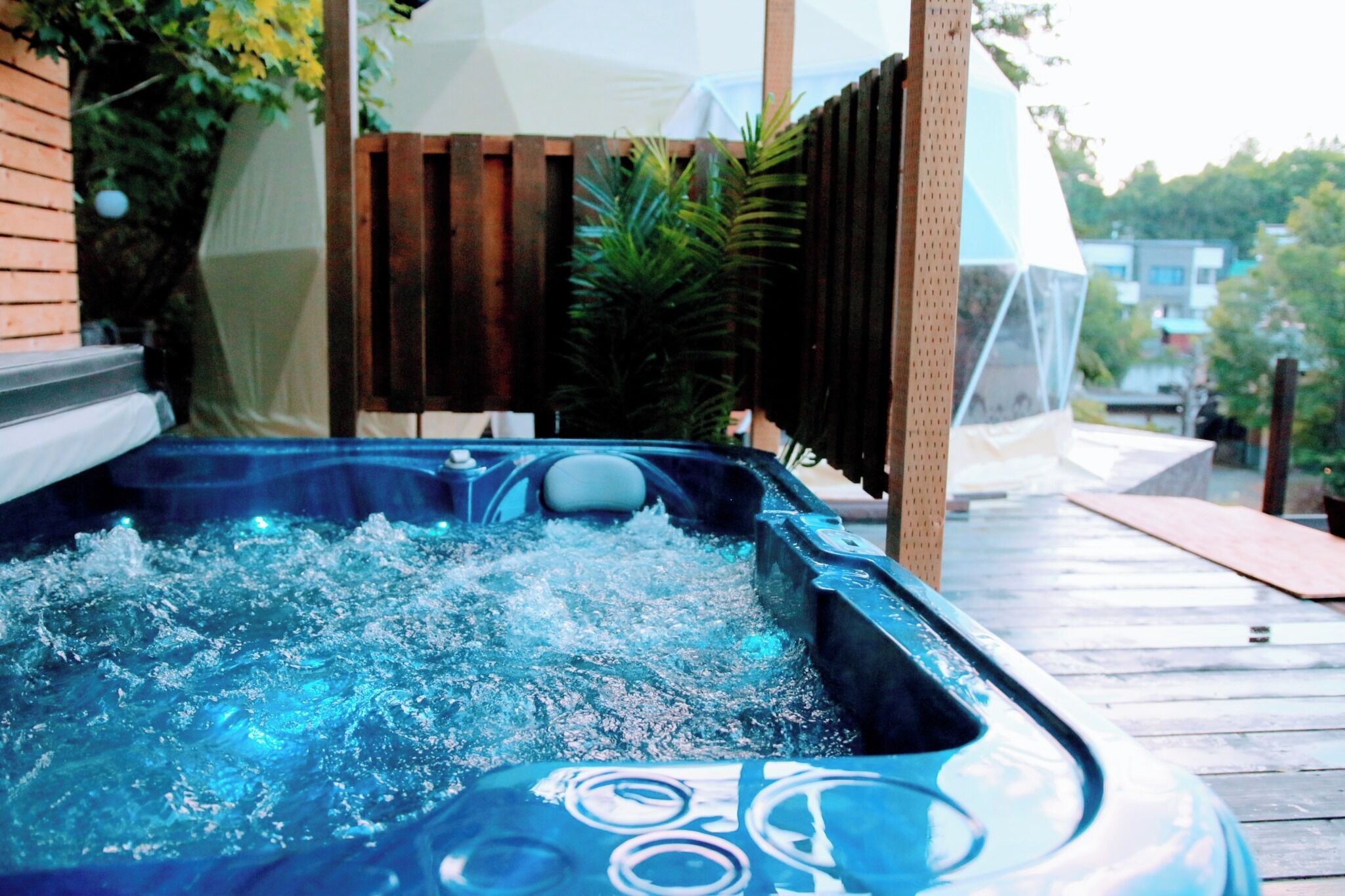 Outdoor spa tub