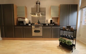 Casa, 5 quartos | Cozinha privada | Geladeira grande, micro-ondas, fogão, cooktop