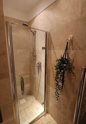 Maison, 5 chambres | Douche de la salle de bain