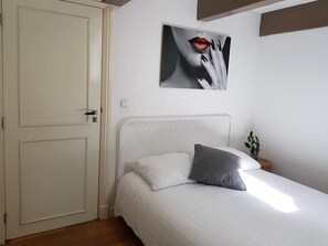 Habitació doble (Private Room) | Decoració individual, mobiliari individual i cortines opaques