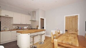 House, 3 Bedrooms | Private kitchen | Full-sized fridge, microwave, oven, stovetop