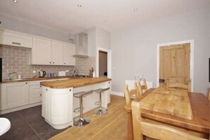 House, 3 Bedrooms | Private kitchen | Full-size fridge, microwave, oven, stovetop - Hibernia Lodge (Scarborough)