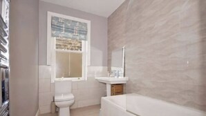 House, 3 Bedrooms | Bathroom | Free toiletries, hair dryer, towels
