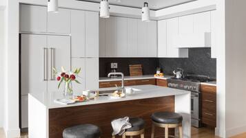 Réfrigérateur, four, plaque de cuisson, cafetière/bouilloire