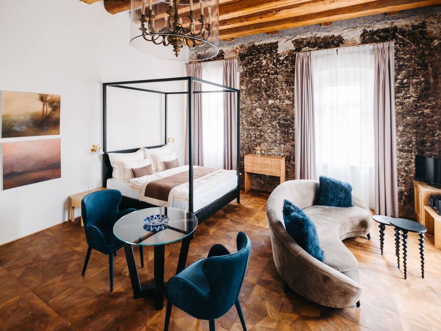 Ropa de cama de alta calidad y caja de seguridad en la habitación