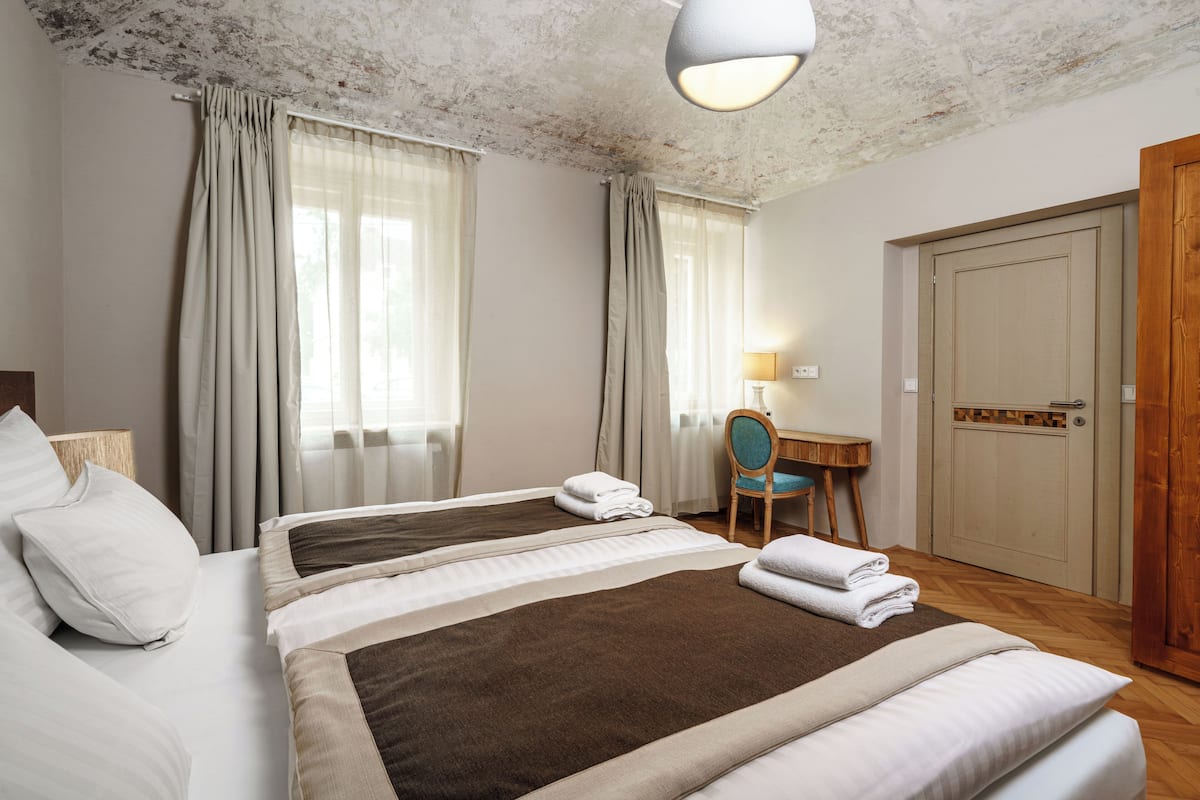 Premium bedding, in-room safe, desk, free cots/infant beds