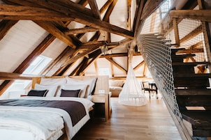 Family Attic Apartment with Kitchenette: Marie | Ropa de cama de alta calidad, caja fuerte, escritorio y cunas gratuitas