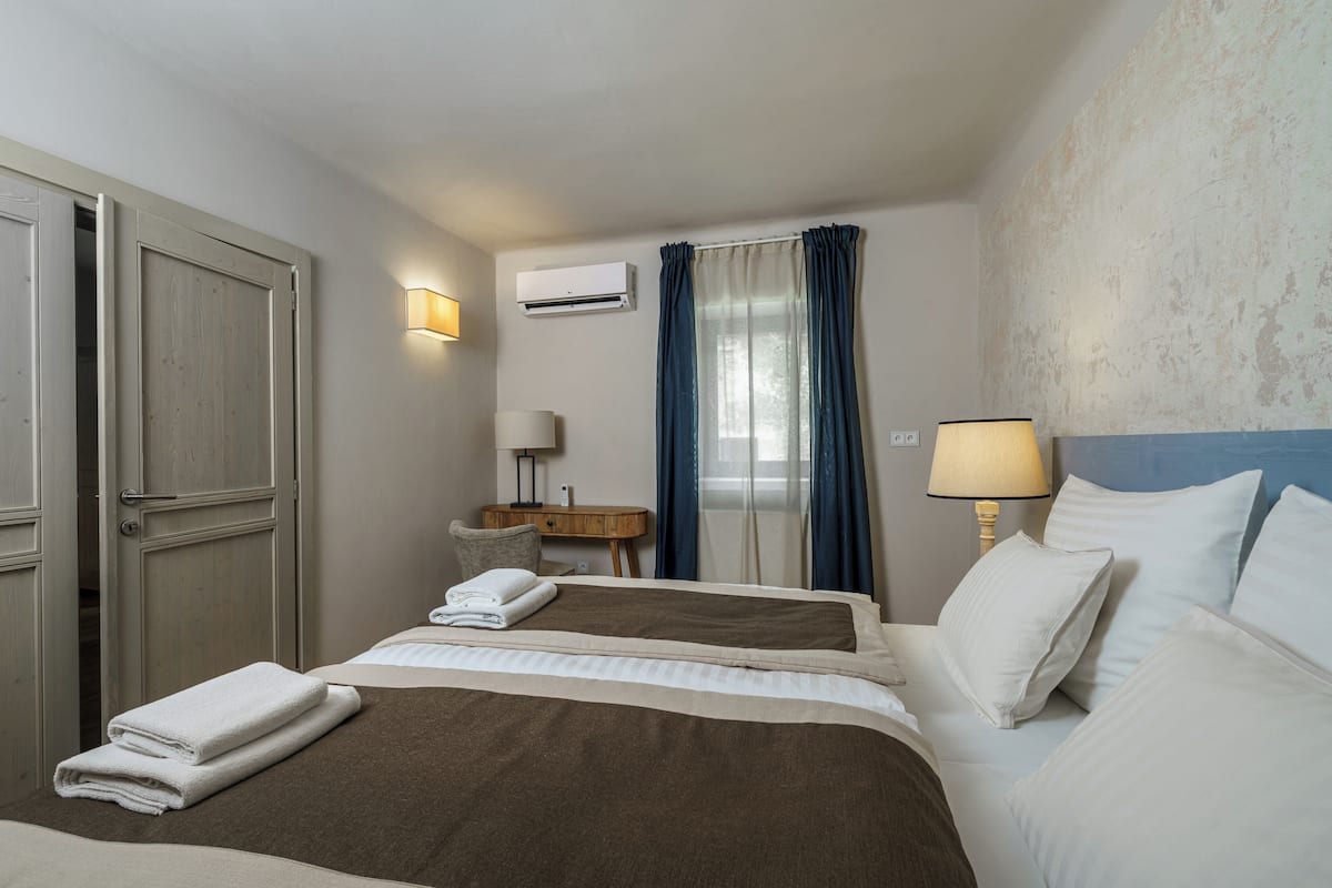 Deluxe Room, Roll-in Shower | Premium bedding, in-room safe, desk, free cots/infant beds