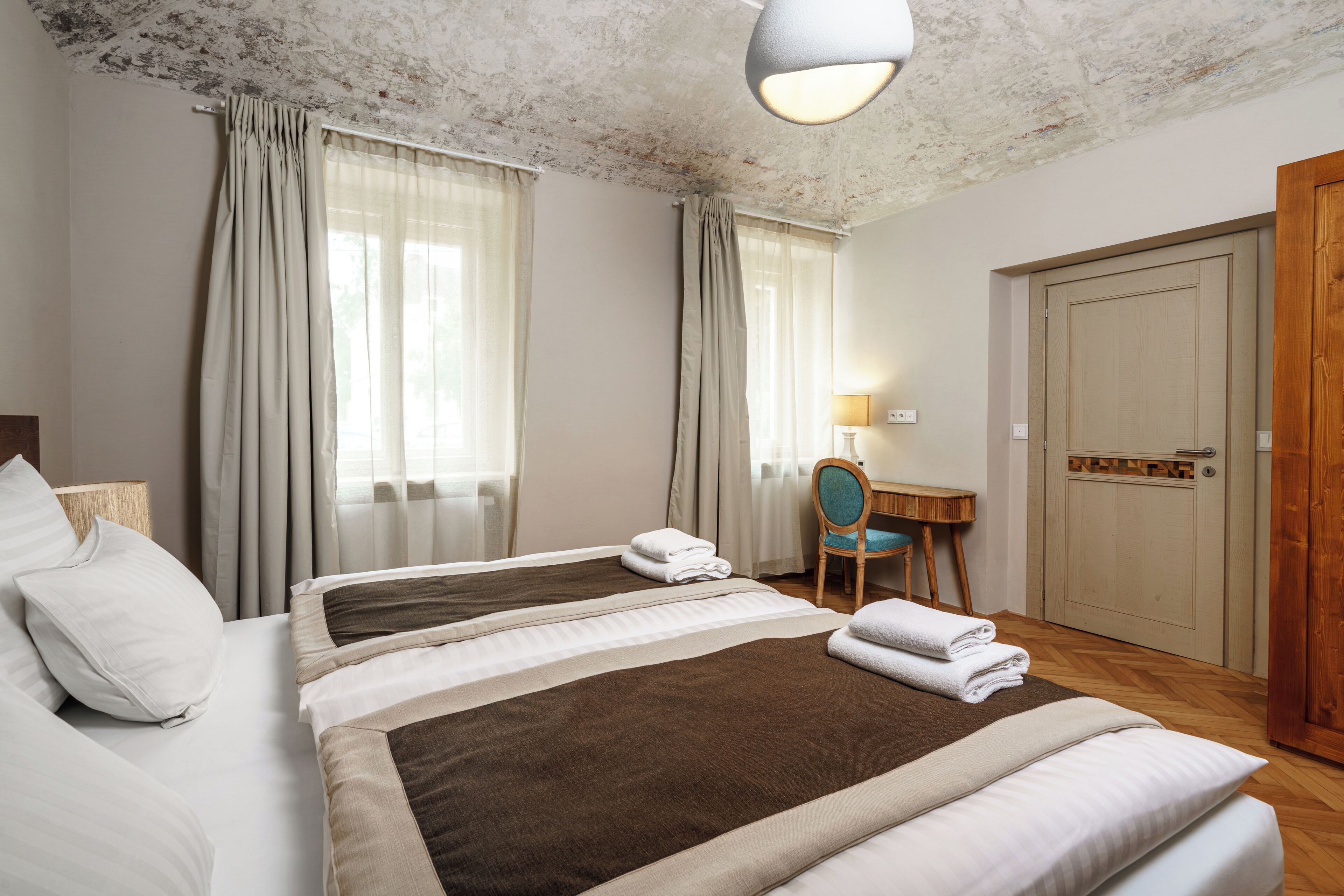 Ropa de cama de alta calidad y caja de seguridad en la habitación 