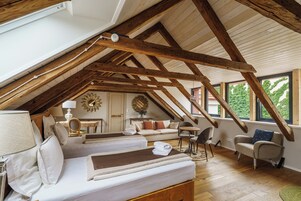 Family Attic Apartment with Kitchenette: Hvizdinec | Ropa de cama de alta calidad, caja fuerte, escritorio y cunas gratuitas