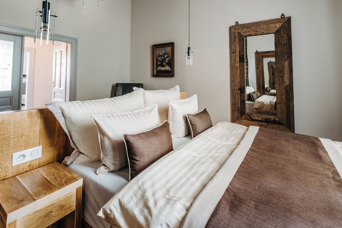 Premium bedding, in-room safe, desk, cribs (free)