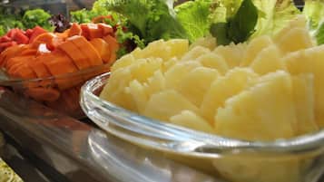 Un bufet amb talls de pastanagues i patates.