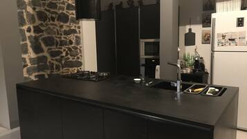 Microwave, dishwasher, coffee/tea maker, cookware/dishes/utensils