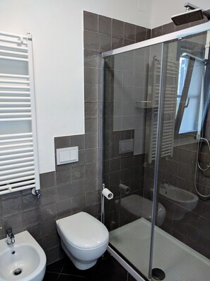 Doccia, asciugacapelli, bidet