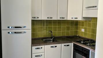 Kühlschrank, Herdplatte, Wasserkocher mit Kaffee-/Teezubehör