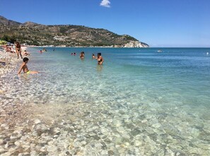 On the beach, sun-loungers - Very nice TWO-ROOM APARTMENT by the sea in Mattinata Gargano, ideal for a couple (Mattinata)