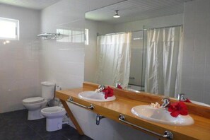 Habitación básica doble | Baño | Regadera, amenidades de baño gratuitas, secadora de cabello, toallas