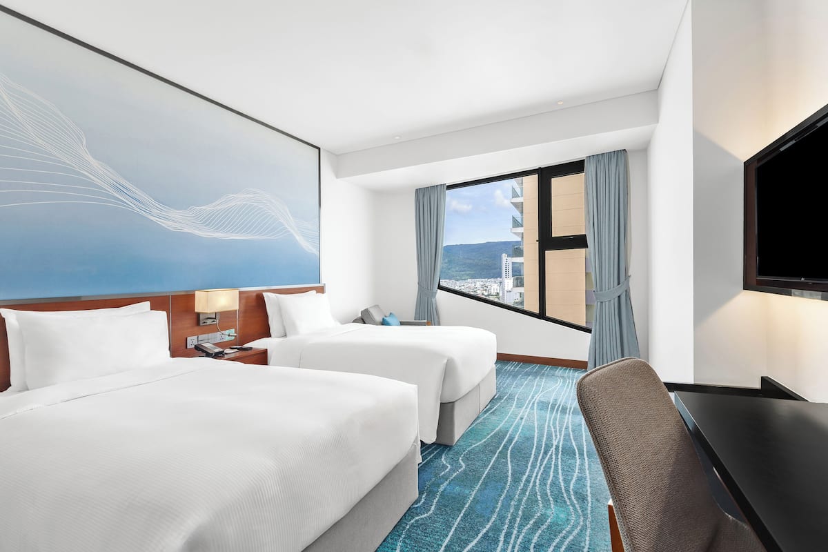 Twin Guest Room | 1 bedroom, minibar, in-room safe, desk