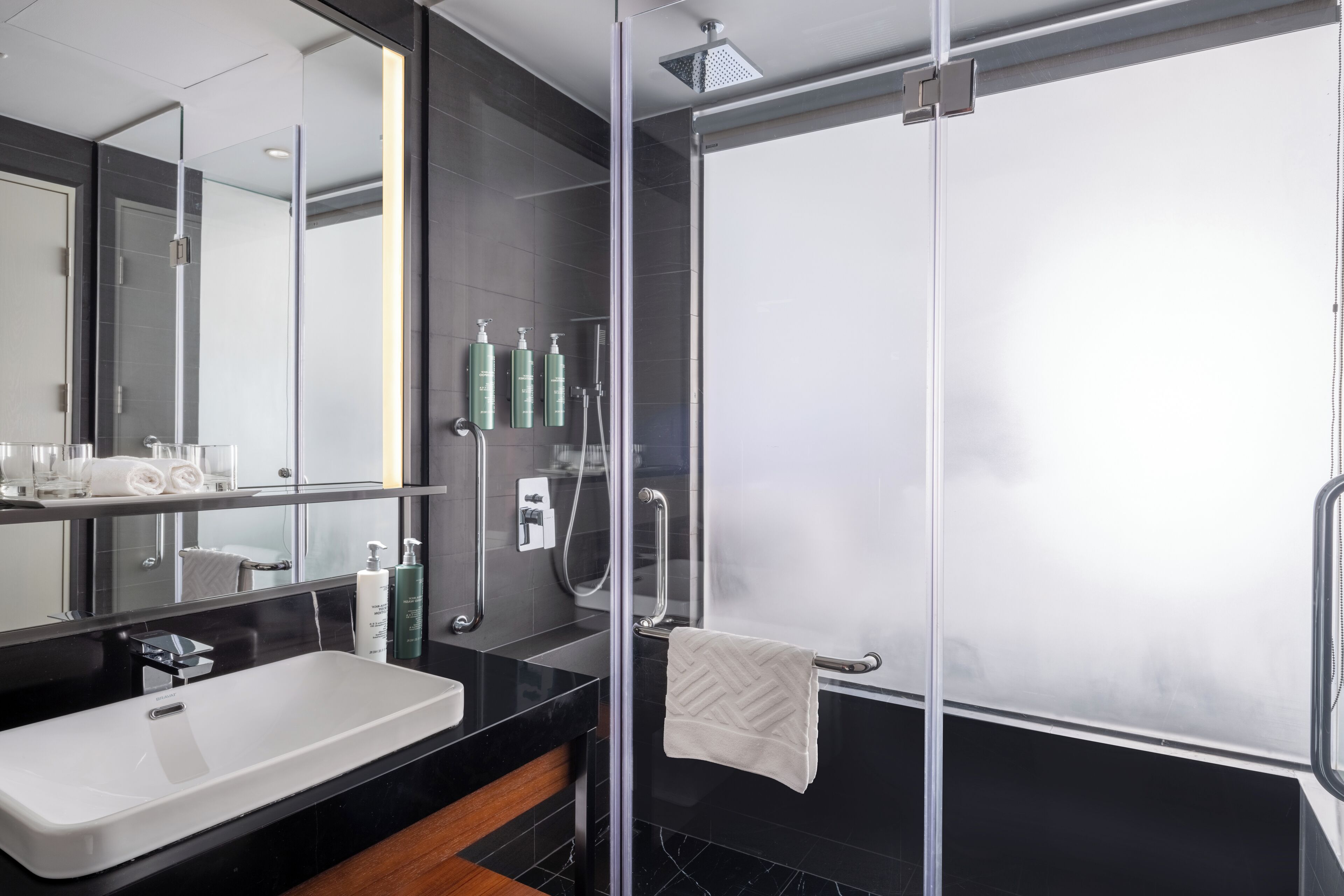 Kamer, 2 eenpersoonsbedden, balkon, uitzicht op het strand | Badkamer | Gratis toiletartikelen, een haardroger, pantoffels, een bidet