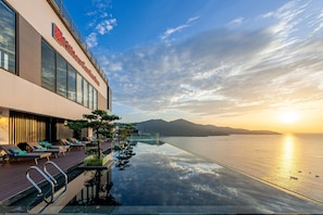 Outdoor pool, open 6:00 AM to 9:00 PM, sun loungers - Hilton Garden Inn Da Nang (Da Nang)