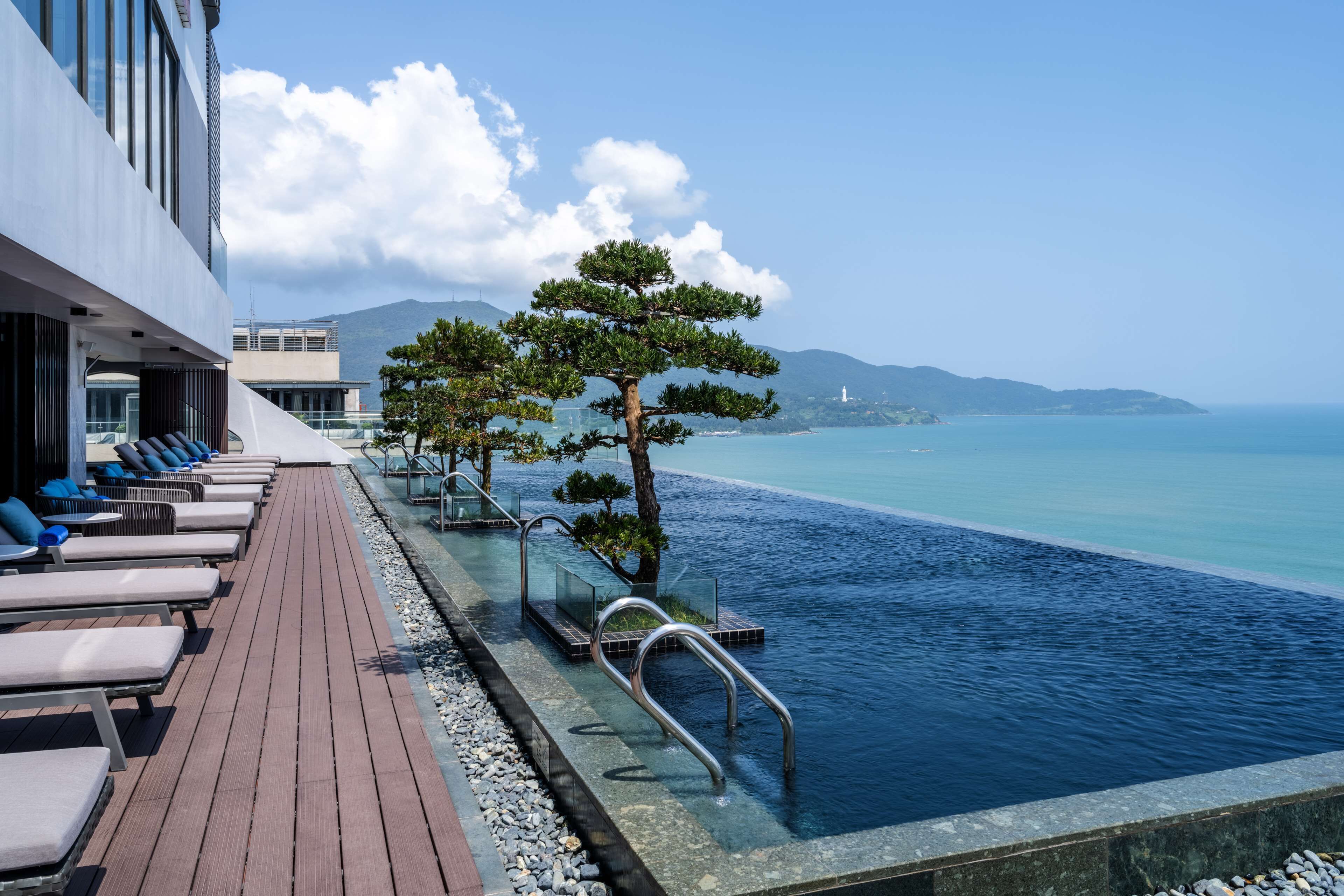 Kolam renang outdoor, dengan kursi berjemur