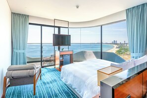 Panorama kamer, balkon, uitzicht op zee | Een minibar, een kluis op de kamer, een bureau, een laptopwerkplek