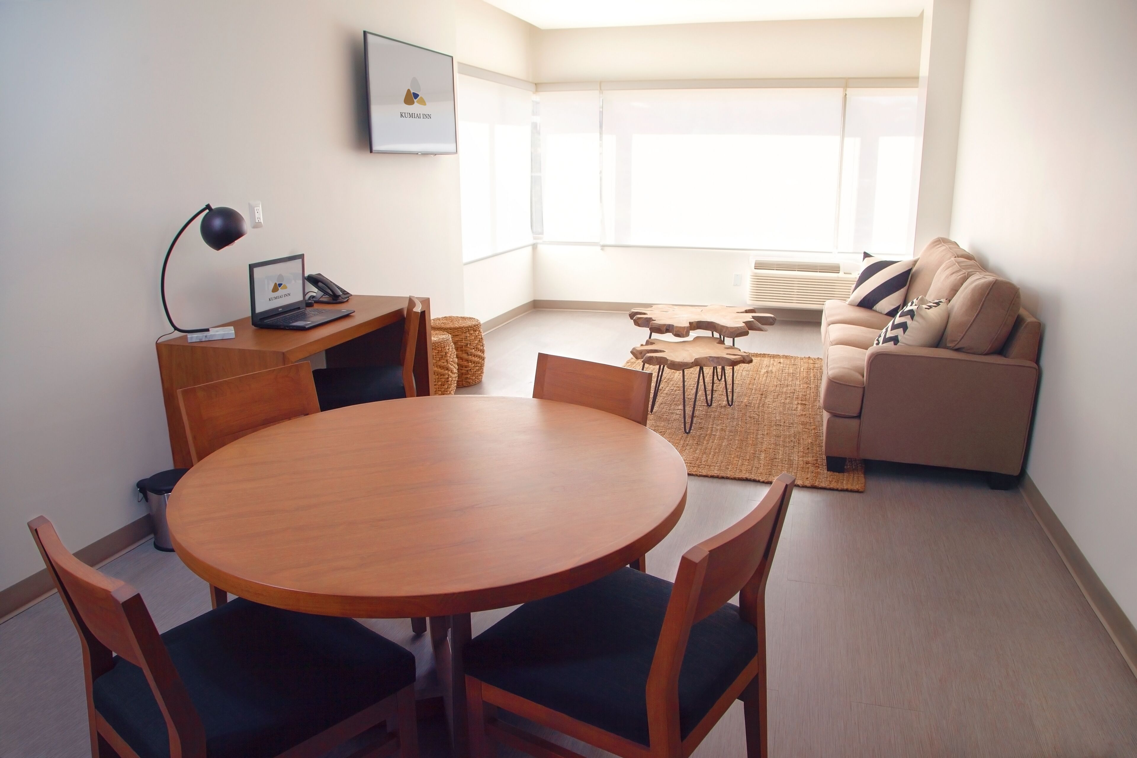 مكتب ومساحة عمل للكمبيوتر المحمول ومكواة/لوح كي وواي فاي مجانًا