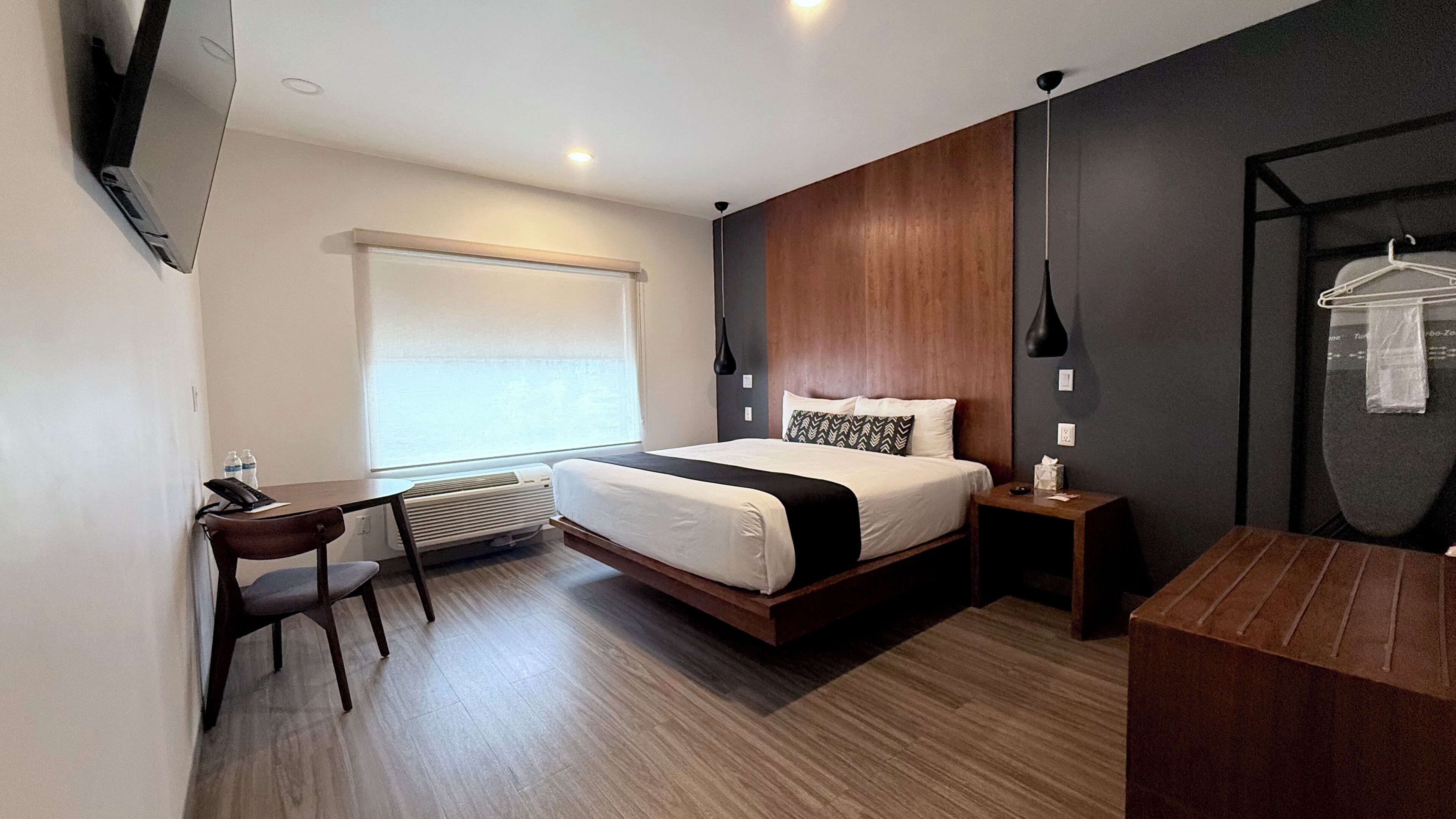 Superior Room | Desk, iron/ironing board, free WiFi, bed sheets