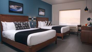 Habitación doble estándar | Escritorio, tabla de planchar con plancha, wifi gratis y ropa de cama