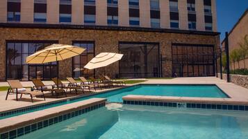 Alberca al aire libre y camas balinesas gratuitas