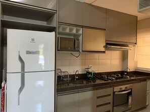 Cafetera y tetera, refrigerador, microondas y horno