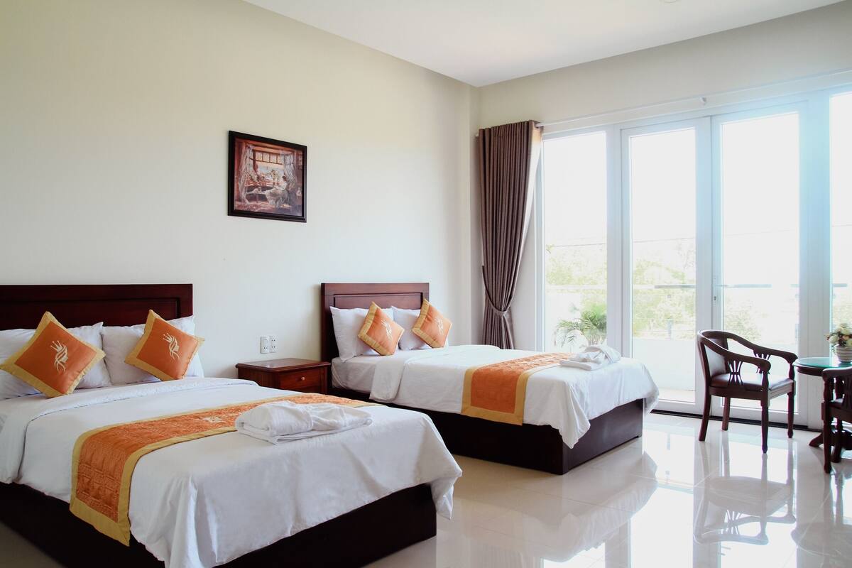 Executive Twin Room | Minibar, desk, blackout curtains, free WiFi