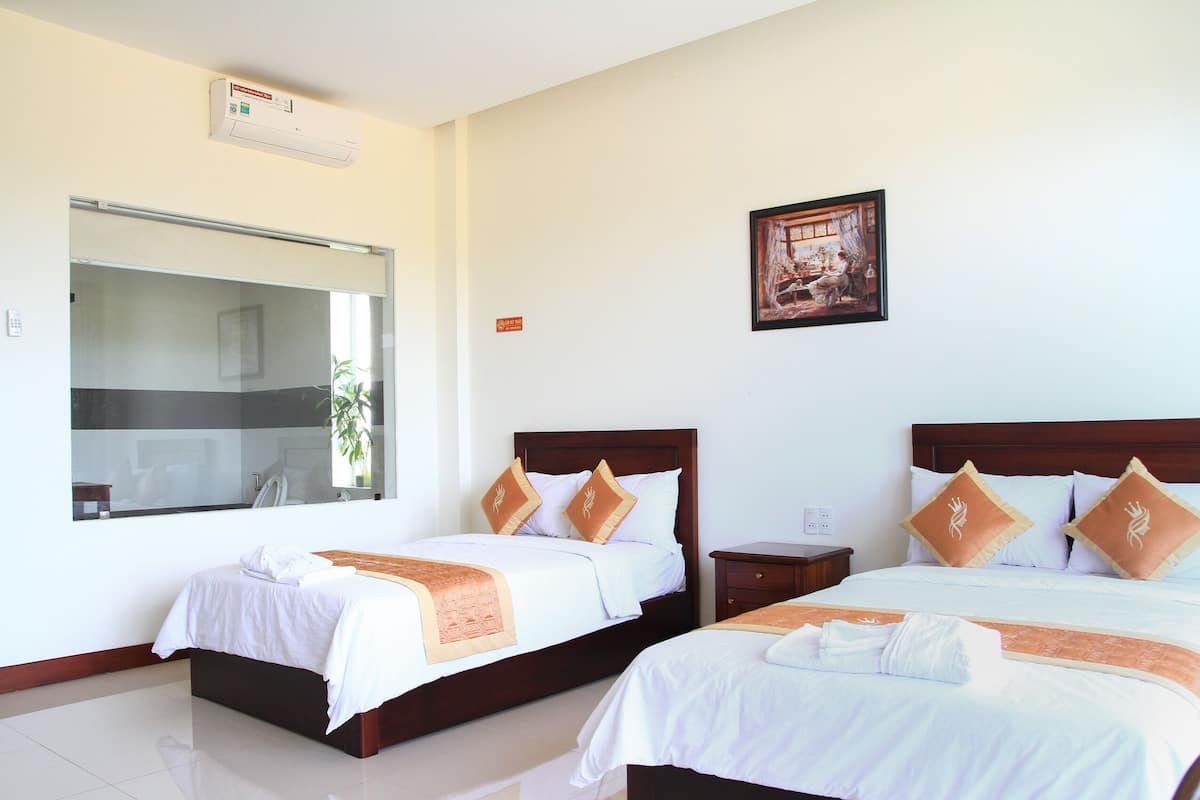 Standard Twin Room | Minibar, desk, blackout drapes, WiFi (free)