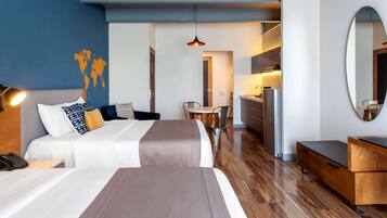 Executive Room, 2 Katil Ratu (Queen), Non Smoking | Peti besi dalam bilik, dilengkapkan perabot secara berasingan, meja