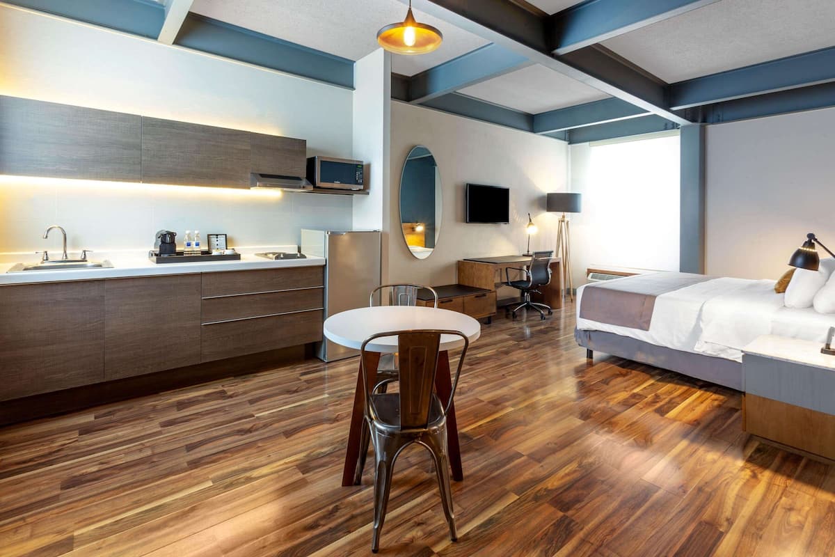 suite, 1 king bed, non smoking (master suite) | 1 bedroom, in-room safe, individually furnished, desk