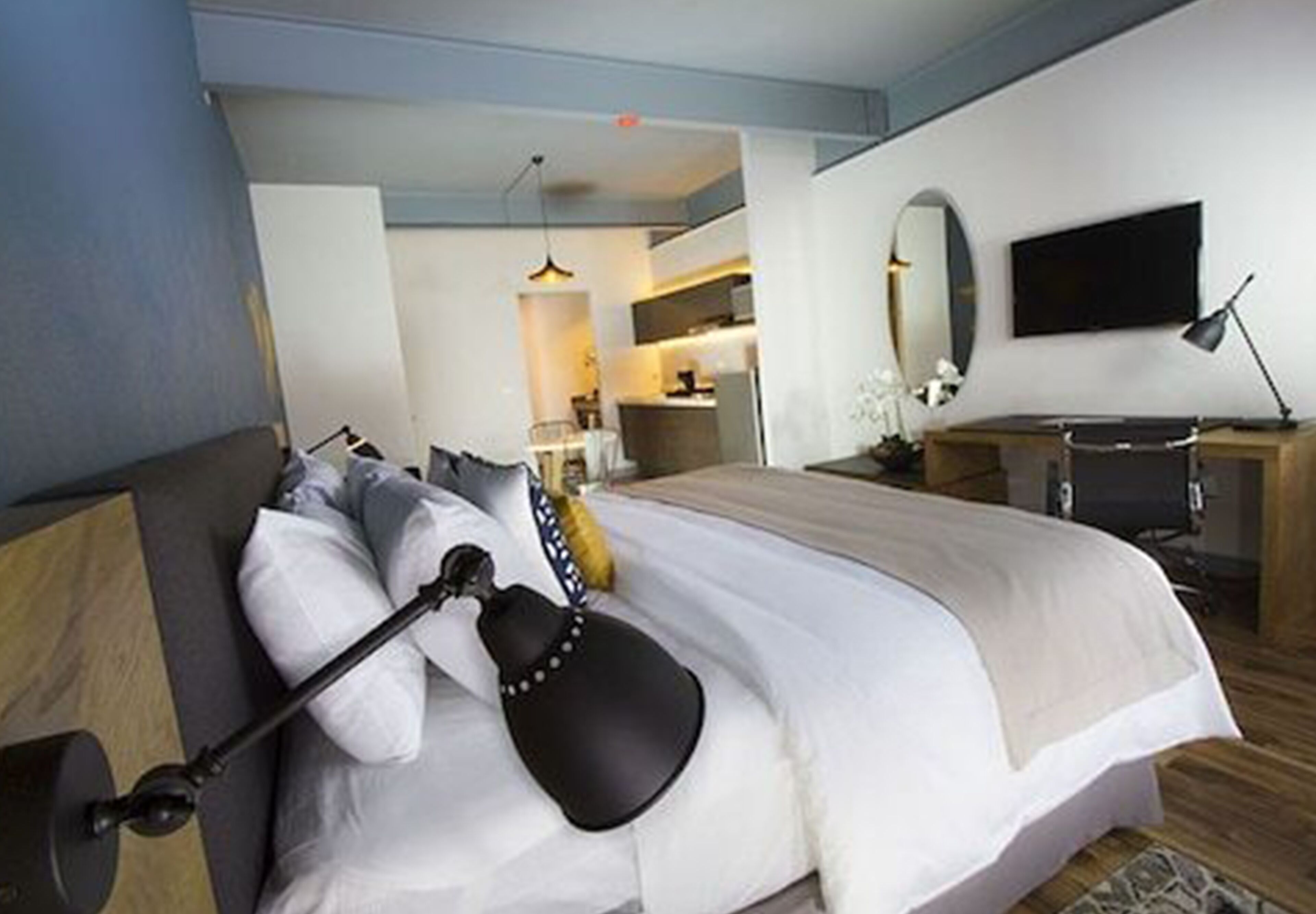 executive room, 1 king bed, non smoking | 1 bedroom, in-room safe, individually furnished, desk