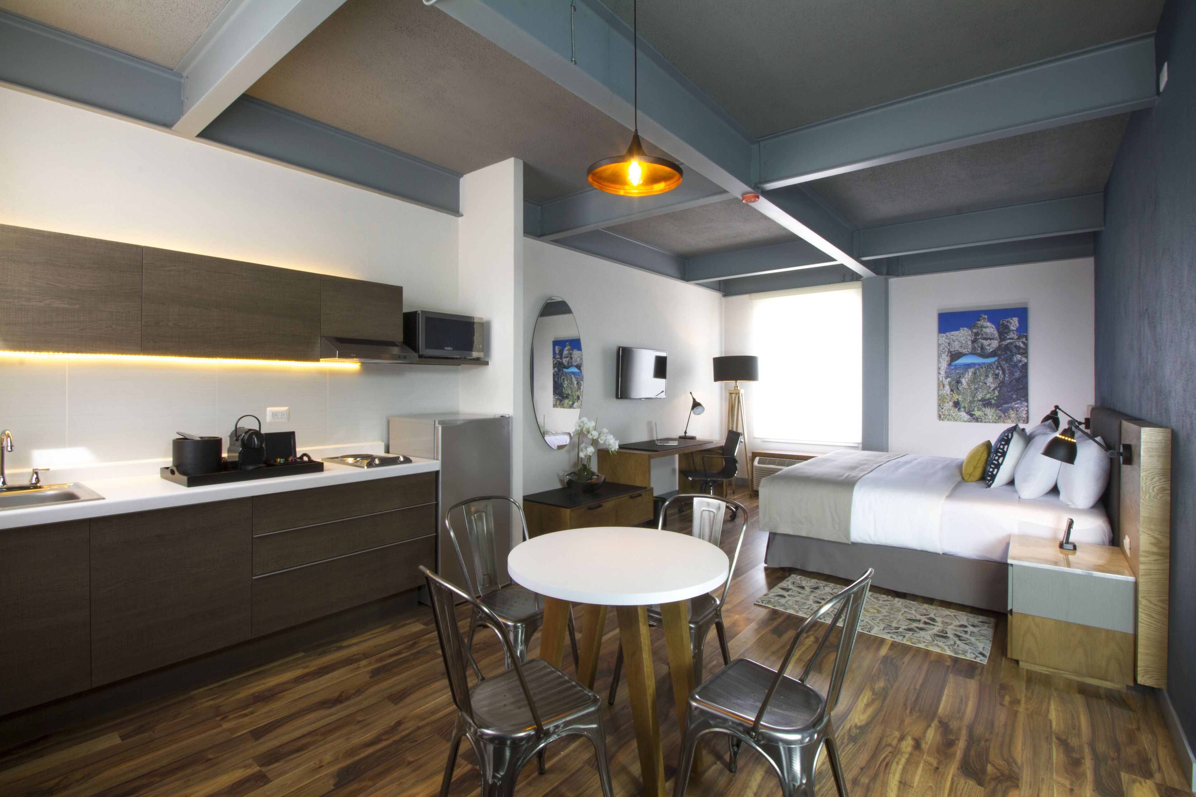 junior suite, 1 king bed, non smoking | 1 bedroom, in-room safe, individually furnished, desk